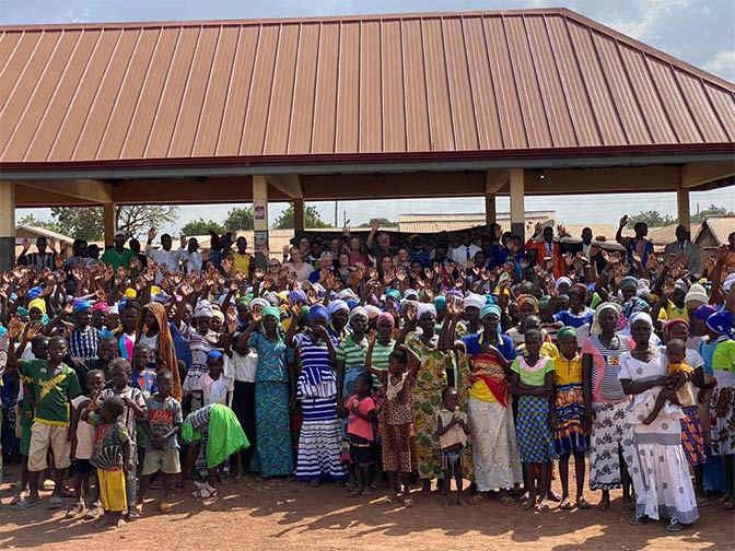 Large group photo of Ugandan Worshipers in Uganda